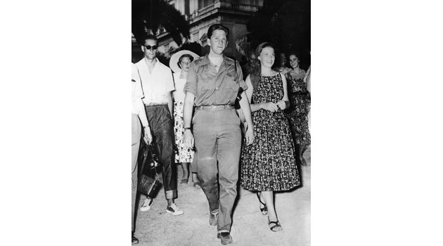 На кралския круиз по Средиземноморието през 1954 г. Симеон се появява със сестра си Мария Луиза.
