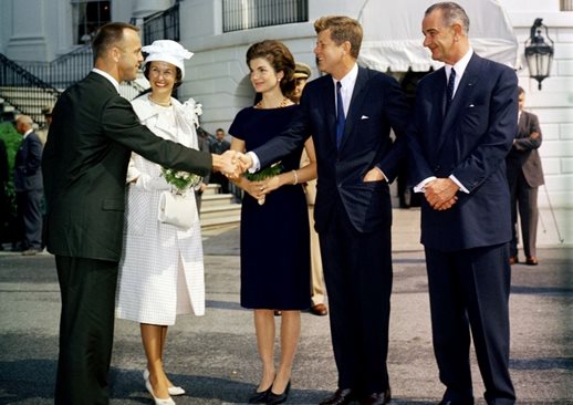 След историческия полет през 1961 г. Шепърд и съпругата му са поздравени от президента Джон Кенеди и Джаки. 
СНИМКА: ПУБЛИЧЕН ДОМЕЙН