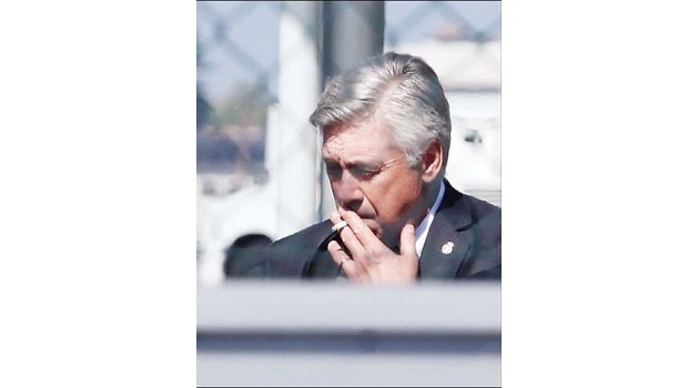 Карло Анчелоти побърза да запали цигара веднага след кацането на самолета на “Реал” в София. СНИМКА: РУМЯНА ТОНЕВА