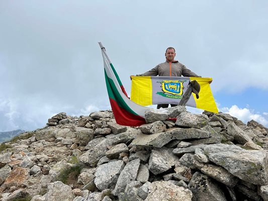 Павел Гуджеров развя знамето на Раковски и в Пирин планина. Снимки: Личен профил
