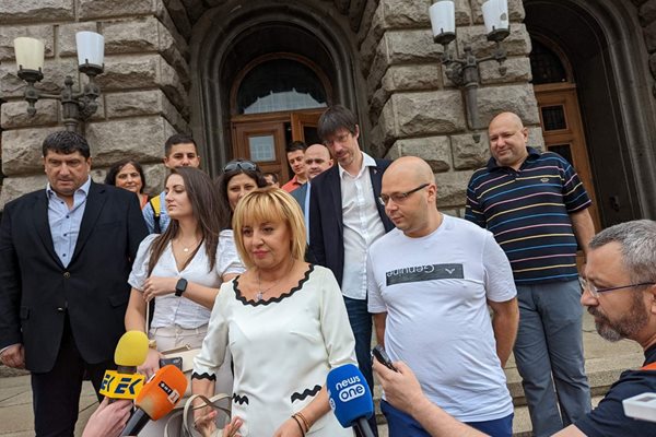 "Изправи се България" ще участваме самостоятелно в парламентарните избори, каза лидерът Мая Манолова, след като внесе в ЦИК документи за регистрация за вота.