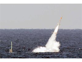 Американска подводница изстрелва ракета “Томахок” .