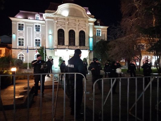 Районът пред сградата на общината е ограден, а полицаи пазят от ескалации.