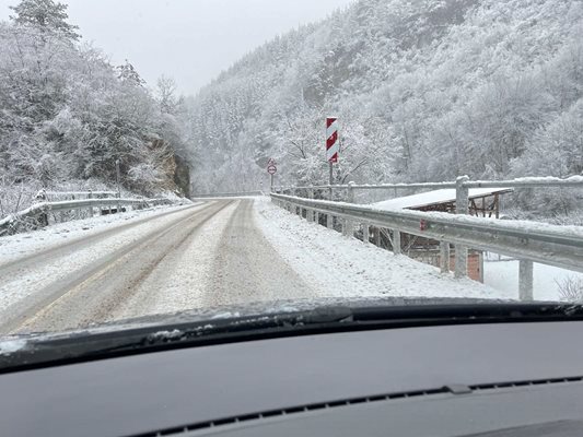 Снегът затруднява движението по пътищата в Смолянско, но са проходими при зимни условия.
Снимка: Фейсбук