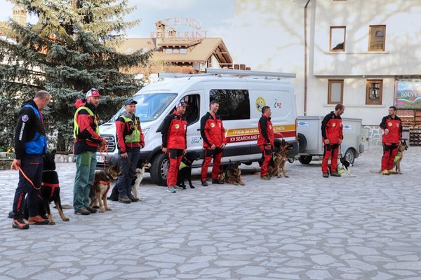 Групата за спасяване с кучета към Планинската спасителна служба отбеляза 50-годишен юбилей в Банско. СНИМКИ: Община Банско