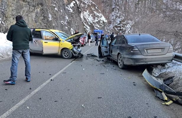 Заспал шофьор на такси причинил тежката катастрофа, затворила пътя за Пампорово