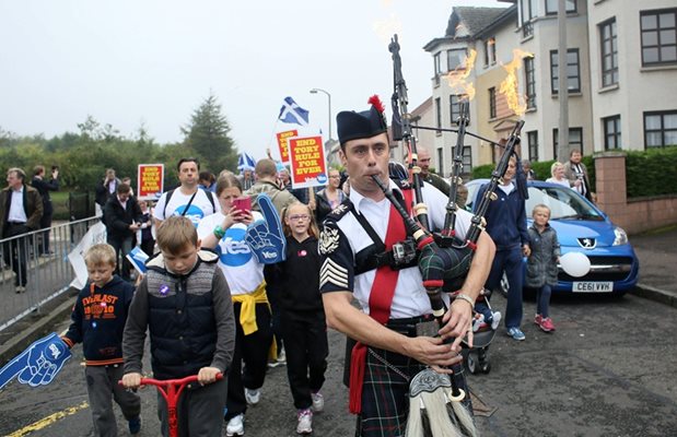 Шотландски музикант свири на гайда, от която излизат пламъци, начело на “Поход към свободата” в Единбург.