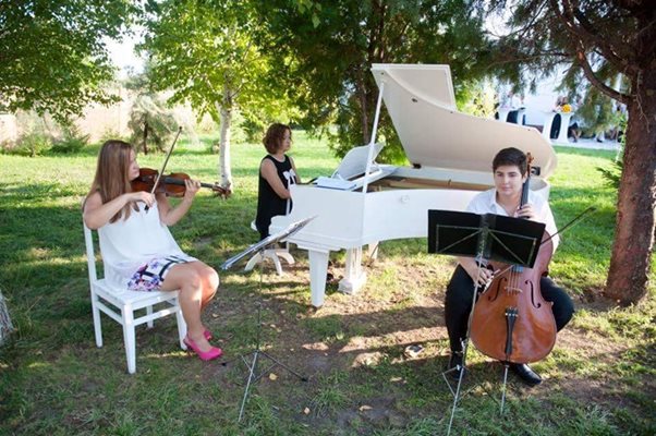 Две сестри и един брат свирят Musica Bella във Велинград