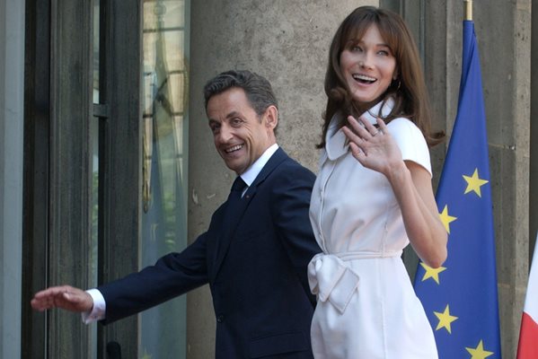 Никола Саркози влиза в Елисейския дворец с Карла Бруни.