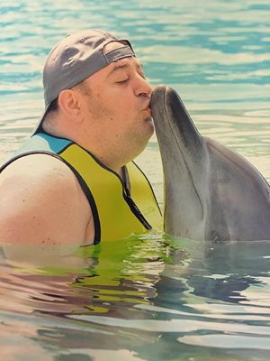 Една от снимките, които  Любо  Нейков най харесва - целувката му с делфин.