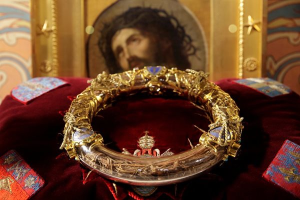 Най-важната е свещената корона, която е изработена от тази от тръни на Исус Христос с която е разпрат на кръста. Тук е снимана през 2014 г. СНИМКИ: РОЙТЕРС