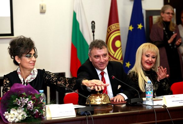 Проф. Снежана Башева и ректорът на УНСС проф. Димитър Димитров откриха юбилейната конференция, удряйки по традиция звънец.