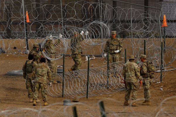 От Националната гвардия на Тексас поставят бодлива тел до оградата на границата с Мексико. 

СНИМКА: РОЙТЕРС