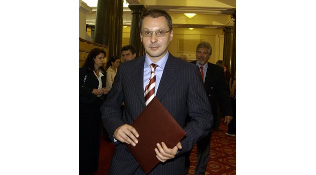 С мандата на БСП през 2005 г. Сергей Станишев предлага състав на правителство, но след 17 часа то е отхвърлено от 40-ия парламент.
СНИМКА: АРХИВ