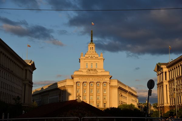 Народни представители заседават в сградата на Партийния дом.