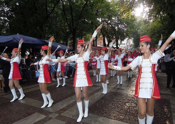 Мажоретки ще танцуват за празника във Велинград