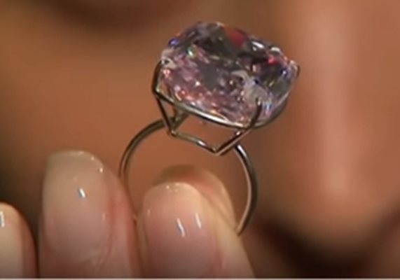 Розов диамант с тегло 19,07 карата ще бъде изложен на търг през ноември в Женева Кадър: Youtube