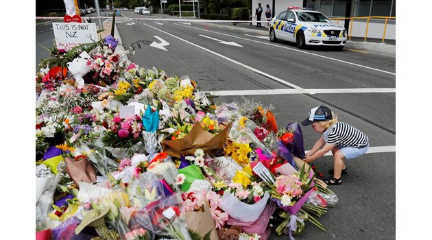 Десетки оставиха цветя в Крайсчърч, за да почетат паметта на загиналите   СНИМКА: Ройтерс
