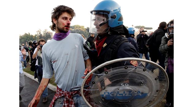 Рим, октомври 2011 г. Вдъхновени от американското протестно движение  “Окупирай” младежи се включиха в Деня на гнева. Имаше палежи и тежки сблъсъци с полицията.