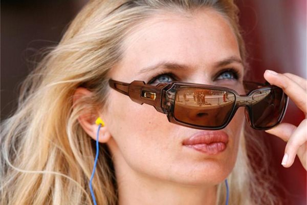 Липсата на добро защитно покритие на слънчевите очила може да развали очите. Затова те трябва да се купуват само от утвърдени производители. 
СНИМКИ: РОЙТЕРС

