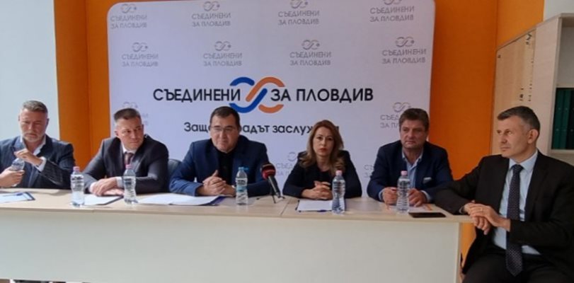 Славчо Атанасов (в средата) представи Лилия Недева и Васко Вътов като кандидати за кметове на районите "Тракия" и "Южен" от коалиция "Съединени за Пловдив".