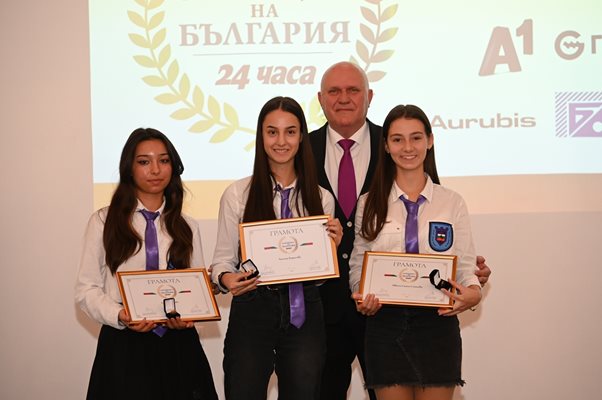 Министърът на образованието и науката проф. Галин Цоков връчи наградите на Ивона-Сияна Станева, Елица Данева и Анелия Борисова.