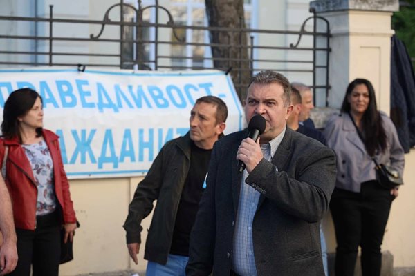 Граждани протестират пред МВР, искат оставката на Калин Стоянов
СНИМКА: Георги Кюрпанов - Генк
