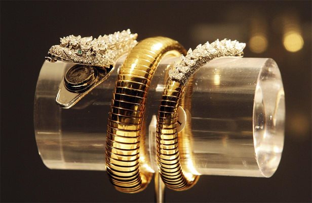 Златна гривна с часовник във форма на змия с диаманти и изумруди на “Булгари” от колекцията на Елизабет Тейлър.