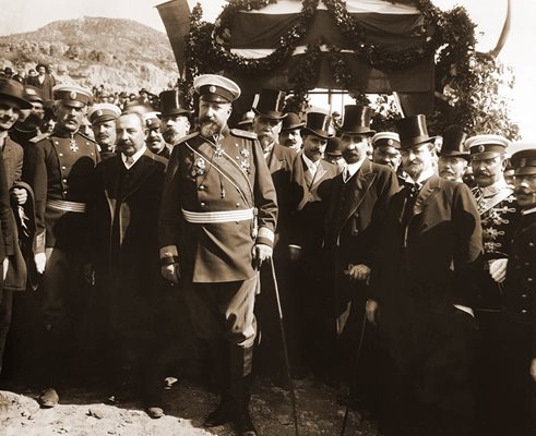 Княз Фердинанд I, премиерът Александър Малинов, министри, офицери и други официални лица при обявяването на независимостта