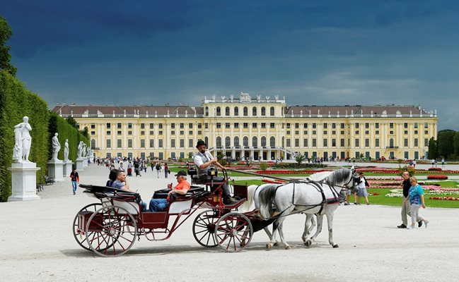Традиционна карета вози туристи пред една от емблемите на Виена - двореца Шонбрун.