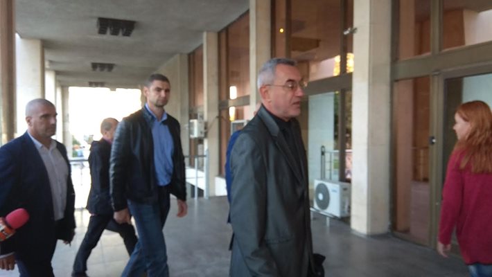 Граничният полицай Живко Петков влиза в съда с адвокат Росен Кожухаров /вдясно/.