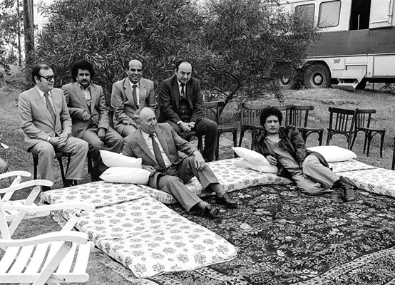 Полк. Кадафи и Тодор Живков са полегнали на килимчето. Петър Младенов седи на стола най-вляво...