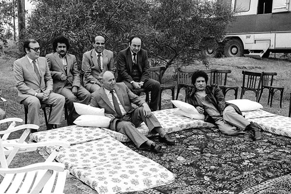 Полк. Кадафи и Тодор Живков са полегнали на килимчето. Петър Младенов седи на стола най-вляво...