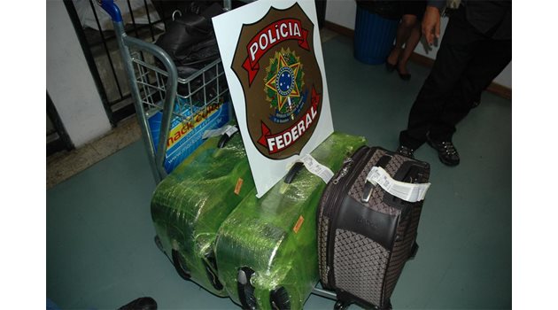 УЛОВ: Бразилските полицаи често тарашат куфарите на туристи от Източна Европа.