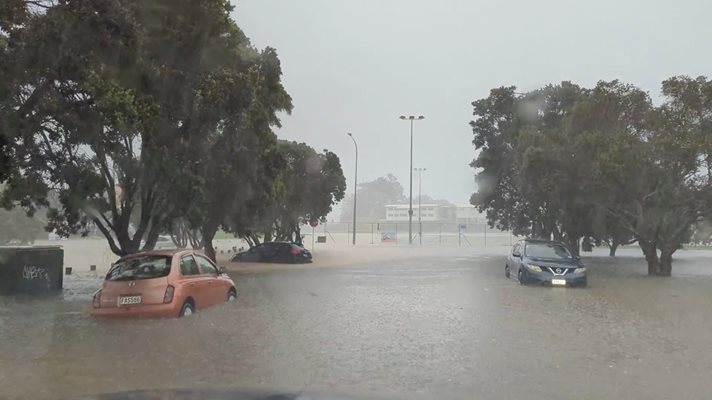 Рекордно количество дъжд падна в най-големия град в Нова Зеландия. СНИМКА: РОЙТЕРС