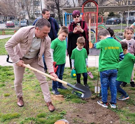 Иван Стоянов и хлапета от "Щастливо детство" засадиха дръвчета.
