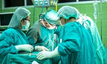 Тумор на щитовидната жлеза с тегло близо 2 кг е отстранен на пациентка в Румъния
