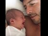Баща показа как се успокоява плачещо бебе (видео)