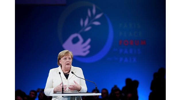 Меркел говори при откриването на Форума за мира в Париж. Снимка РОЙТЕРС