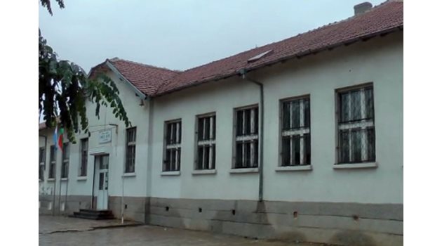 Училището в село Ново Паничарево