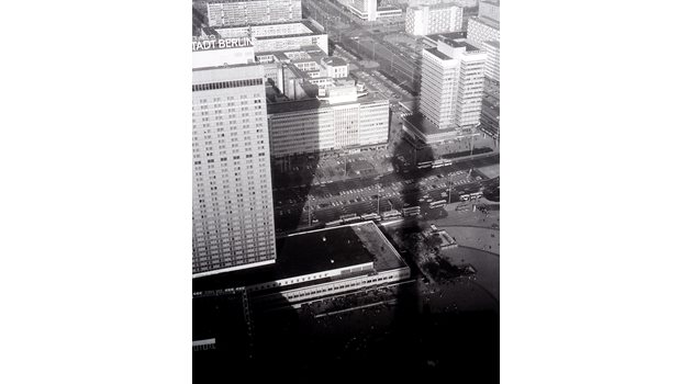 Хората под ти-ви кулата изглеждат като пръснати букви из града, април 1989г.