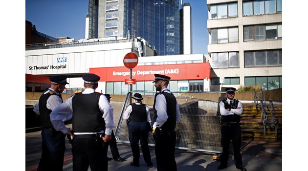 Полицаи пазят болницата в Лондон, където лежи премиерът.