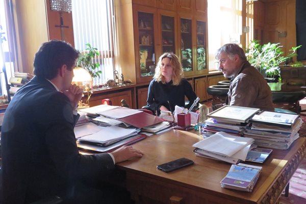 Теодора Духовникова, Владо Карамазов и Павел Иванов около автентичното бюро на кмета на Велико Търново