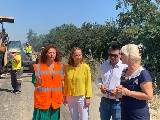На 29 юли 2020 година в качеството си на областен управител Дани Каназирева (втората отляво) инспектира ремонта заедно с тогавашния шеф на Областното пътно управление в Пловдив Йордан Калев. Снимка: "24 часа"