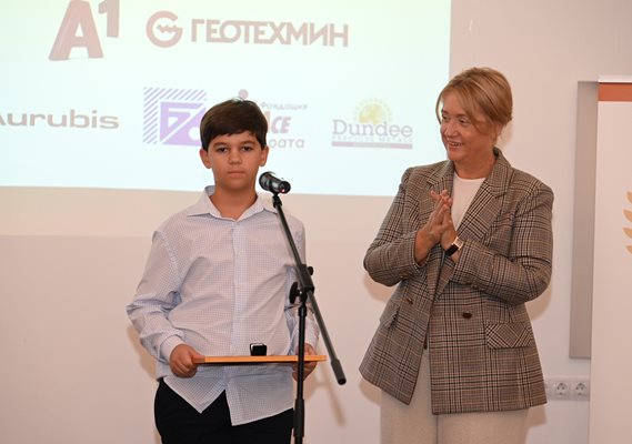 Издателят на “24 часа” Венелина Гочева връчи награда на Сава Троански.