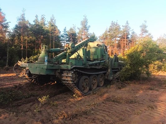 Военна техника помага в борбата с огнените стихии в цялата страна