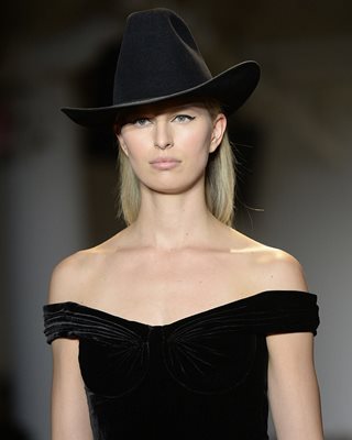 СЕГА: В съвременната мода каубойската шапка може да се комбинира с рокля или тениска и дънки.