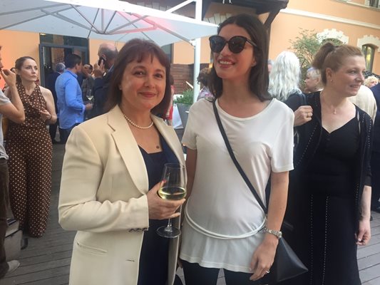 Живеещата в Рим актриса Елжана Попова с голямата си дъщеря Николета, завършила комуникации