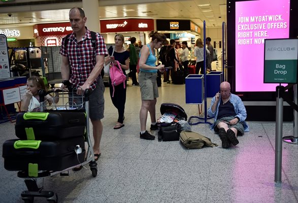 Пътници чакаха с часове полетите си по време на срива.
