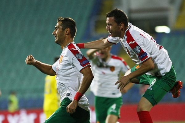 Ивайло Чочев току-що е отбелязал победния гол за България, а Тодор Неделев го преследва, за да отпразнуват попадението заедно.